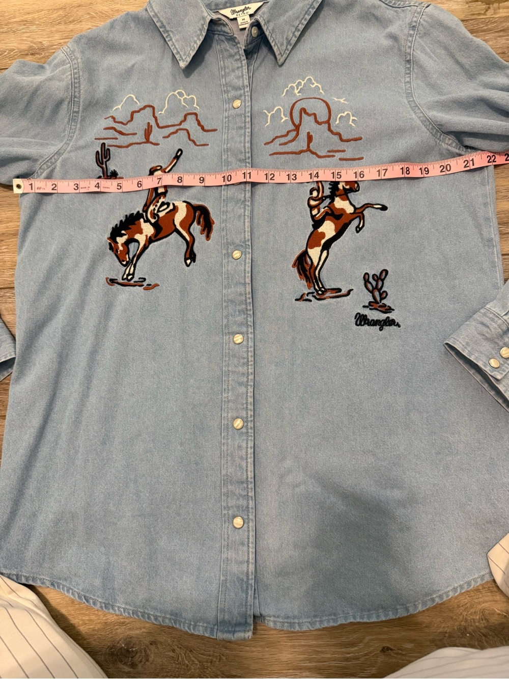🩵 NWT Retro Wrangler Denim Pearl Snap Western Button Down - size medium 🩵 - Picture 3 of 9